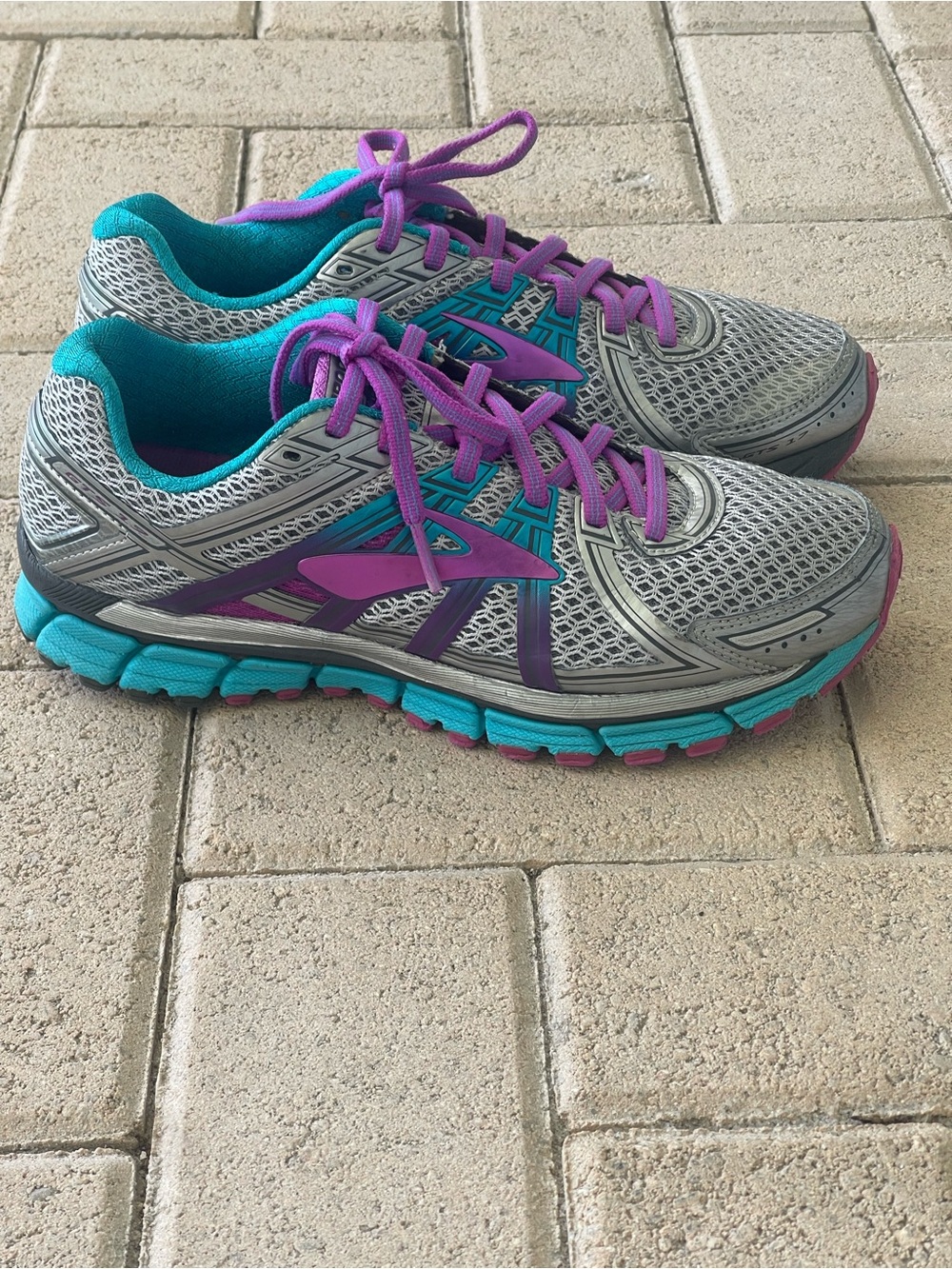 Brooks women's running shoes in a silver, purple Blue Size 9